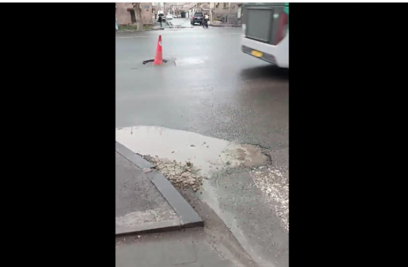 Էրեբունի փողոցում ավինյանական փոսերի պատճառով վթարների իրավիճակ են ստեղծվում (տեսանյութ)